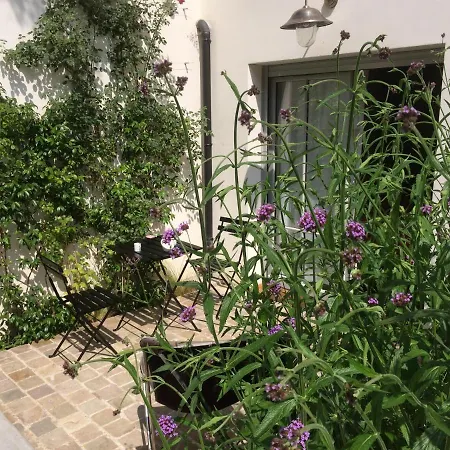 Denis & Virginie - Chateau A Pied - Parking Gratuit Bed & Breakfast